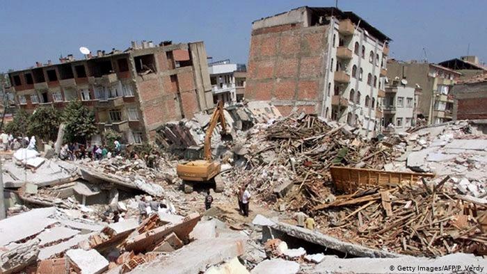 17 Ağustos depremi sırasında Adapazarı'nda da çok sayıda bina yıkıldı.