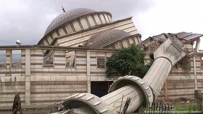17 Ağustos depremi sırasında Sakarya'da yıkılan bir cami