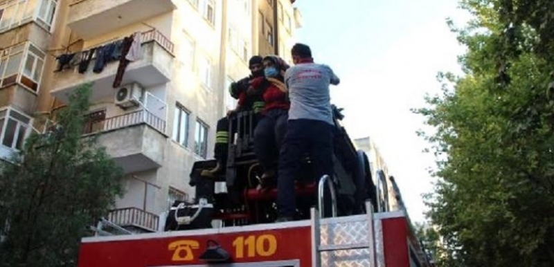 4’üncü kattaki yangında mahsur kalan 6 kişi kurtarıldı