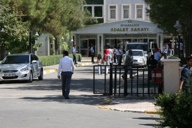 Adliye önünde silahlı kavga