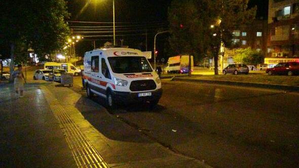 Yola atılan patlayıcı ambulansa isabet etti