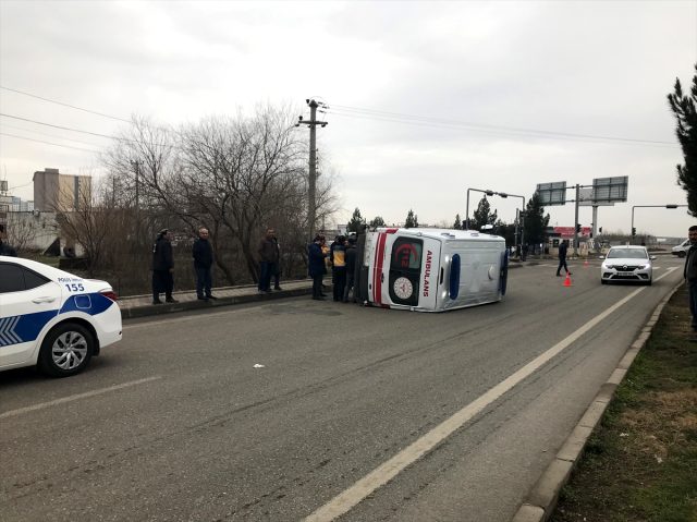 Ambulans ile minibüs çarpıştı: 6 yaralı