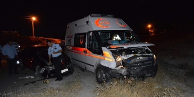 Ambulans kaza yaptı