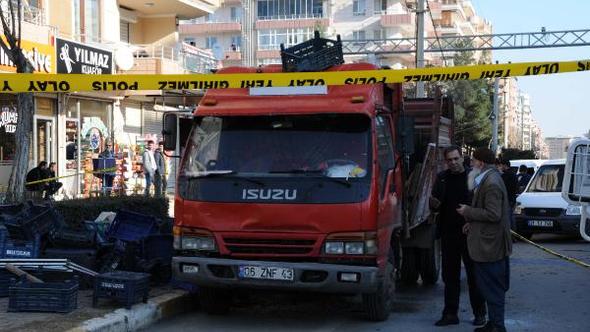 Babasına kızıp, ağabeyinin kamyonetini ateşe verdi