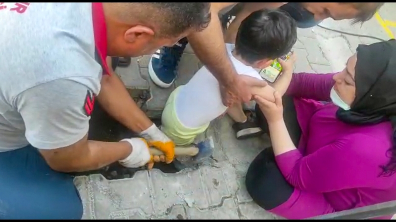 Bacağı su giderine sıkışan küçük çocuğu İtfaiye ekipleri kurtardı 