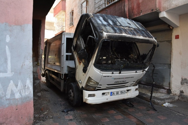 Bağlar Belediyesi’ne ait araç kundaklandı