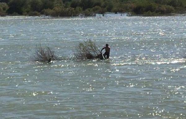 Baraj Kapağı Açıldı; Suda Mahsur Kaldı