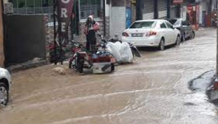 Beklenen yağmur yağdı: Bazı yollar göle döndü