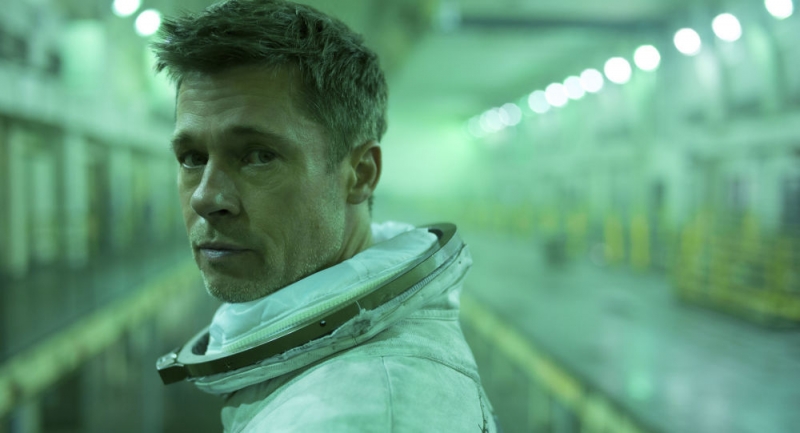 Brad Pitt, uzaydaki astronot ile röportaj yaptı