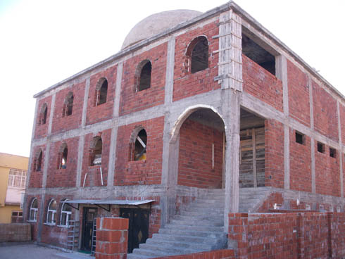 Camii yardım bekliyor