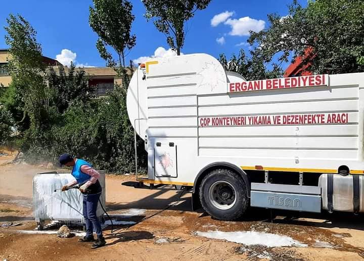 Çöp konteynerleri dezenfekte ediliyor