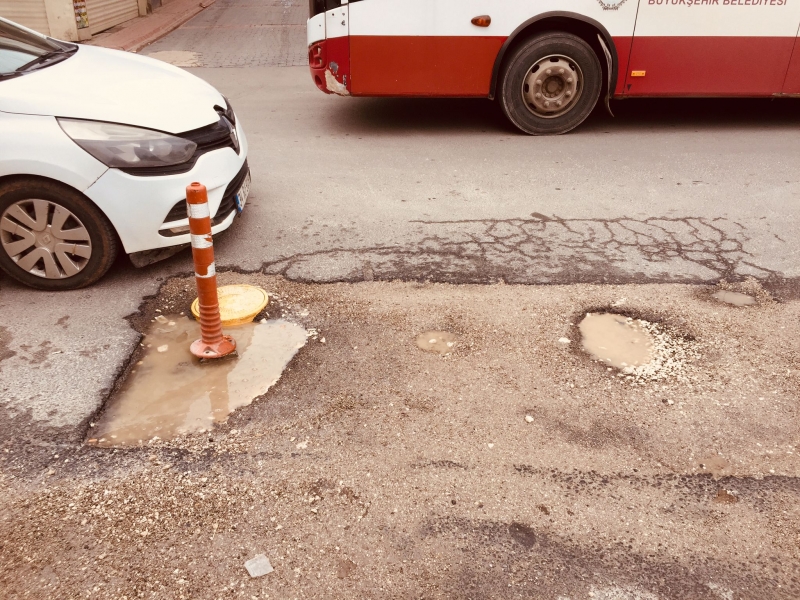 Çukur Trafiği Engelliyor