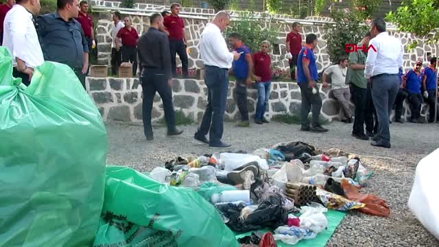 Dalgıçlar, dicle nehri'nde saatlerce çöp topladı