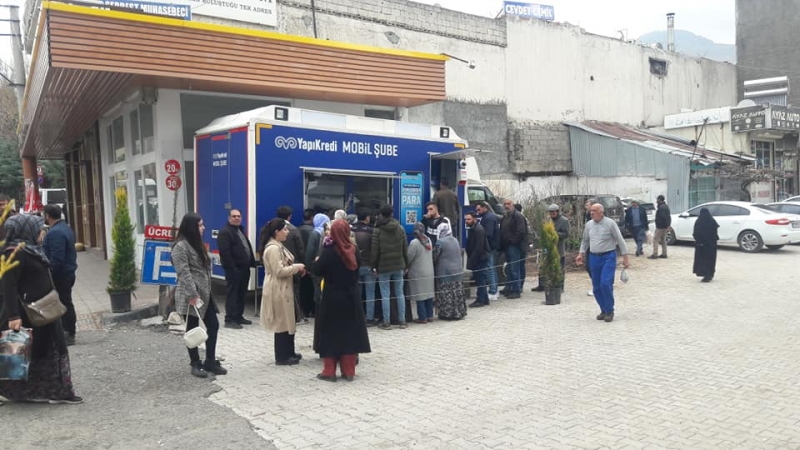 Depremde hasar gören banka; şubesi, mobil şubeden hizmet veriyor