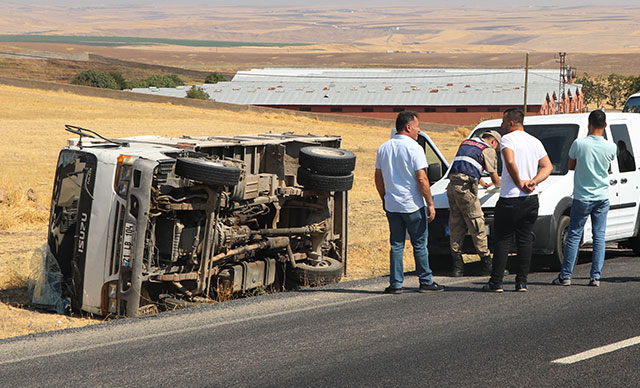 Diyarbakır'da kamyonet tarlaya devrildi sürücü ağır yaralandı