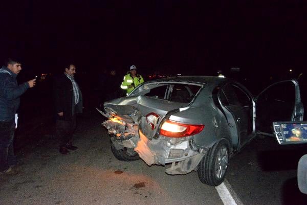 Diyarbakır'da iki otomobil çarpıştı: 8 yaralı