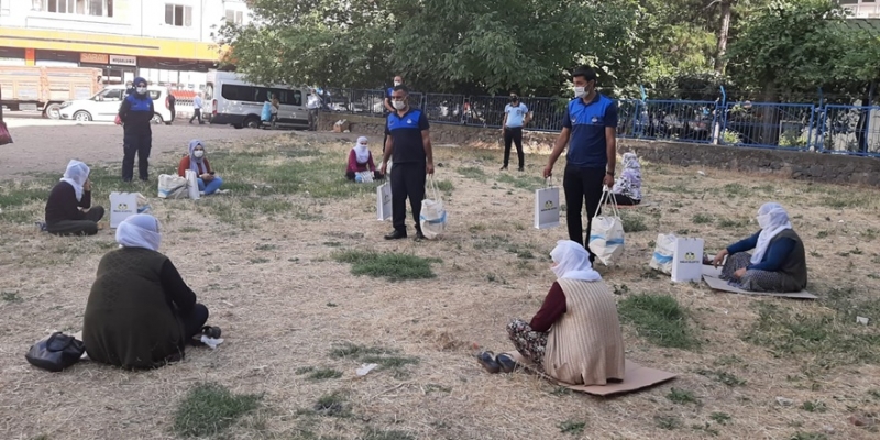 Diyarbakır'da sosyal mesafeye uyan kadınlara hediye 