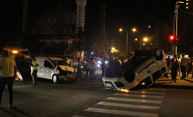 Diyarbakır'da trafik kazası: 3'ü polis 5 yaralı