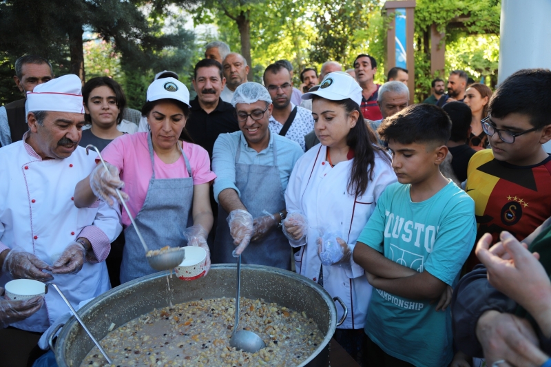 Ergani Belediyesi aşure dağıttı