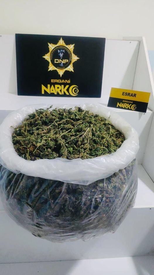 Ergani'de 12 kilo 500 gram esrar ele geçirildi