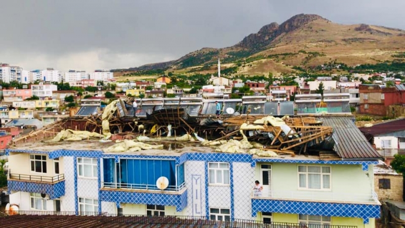 Ergani'de Fırtına Apartmanın Çatısını Uçurdu