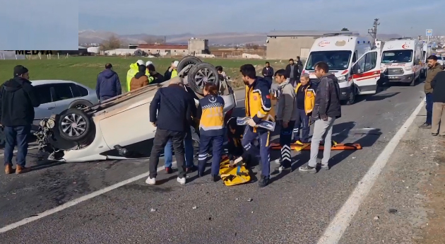 Ergani'de hafriyat kamyonuyla otomobil çarpıştı: 3 yaralı