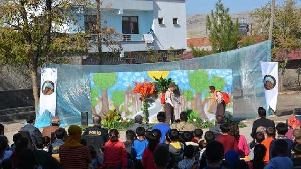 Ergani'de 'Her köy bir sahne' projesiyle çocuklar tiyatroyla buluştu