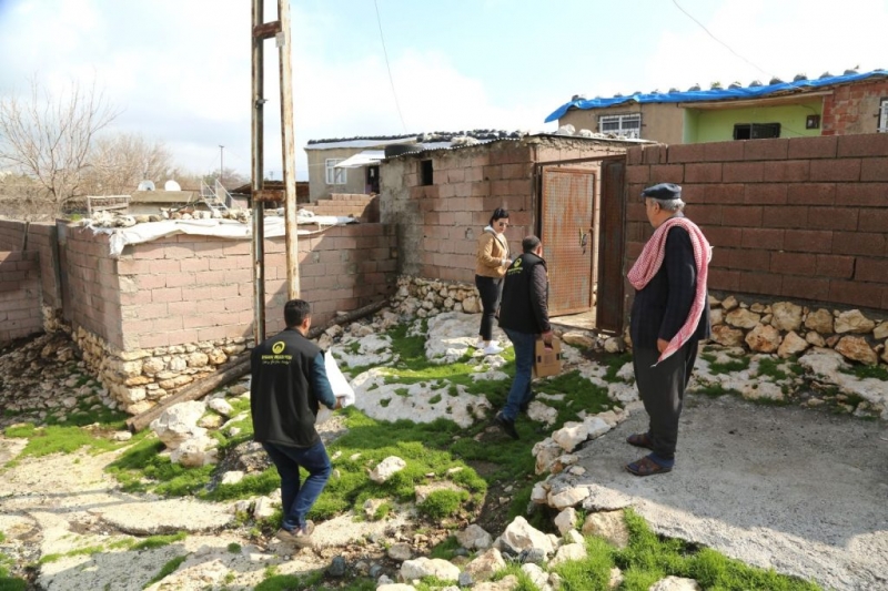 Ergani’de ihtiyaç sahiplerine gıda kolisi dağıtılıyor