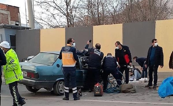 Ergani'de iki otomobil kafa kafaya çarpıştı: 1 ölü 6 yaralı