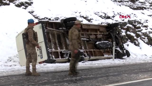 Ergani'de karlı yolda minibüs devrildi: 4 yaralı