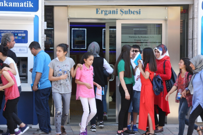 Ergani'de Karne alan çocuklar bankaya koştu