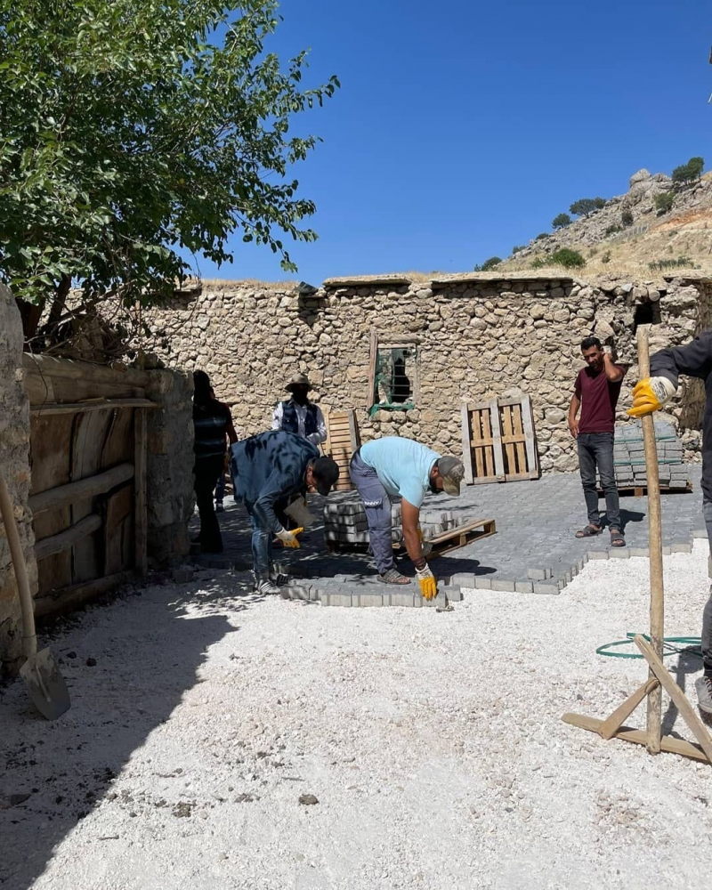 Ergani'de kırsal mahalle yolları parke taşı ile döşeniyor