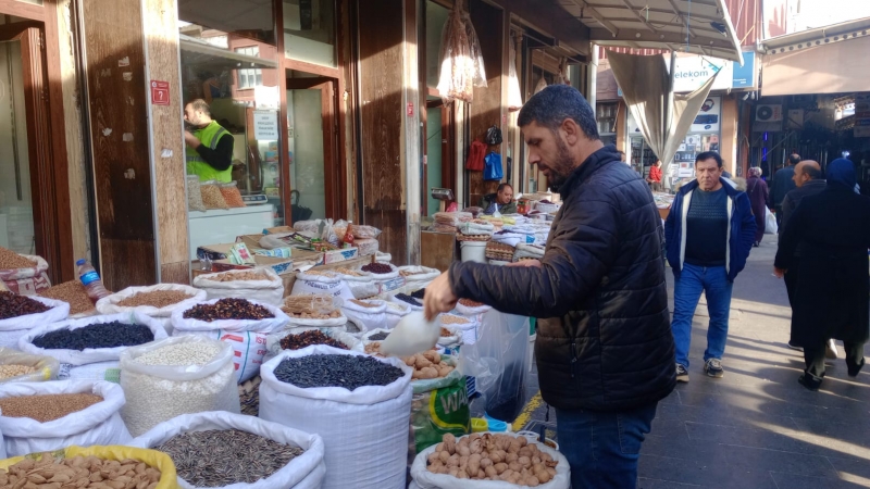 Ergani’de Kuruyemişçilerde yılbaşı hareketliliği