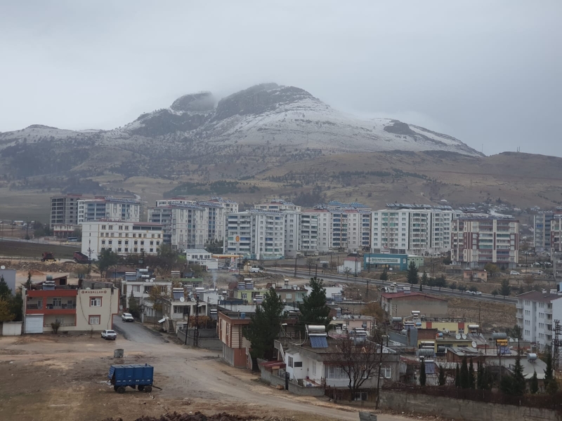 Ergani'de  mevsimin ilk karı yağdı