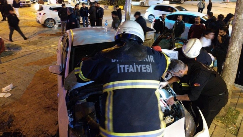 Ergani'de otomobil iş yerine daldı: 4 Yaralı