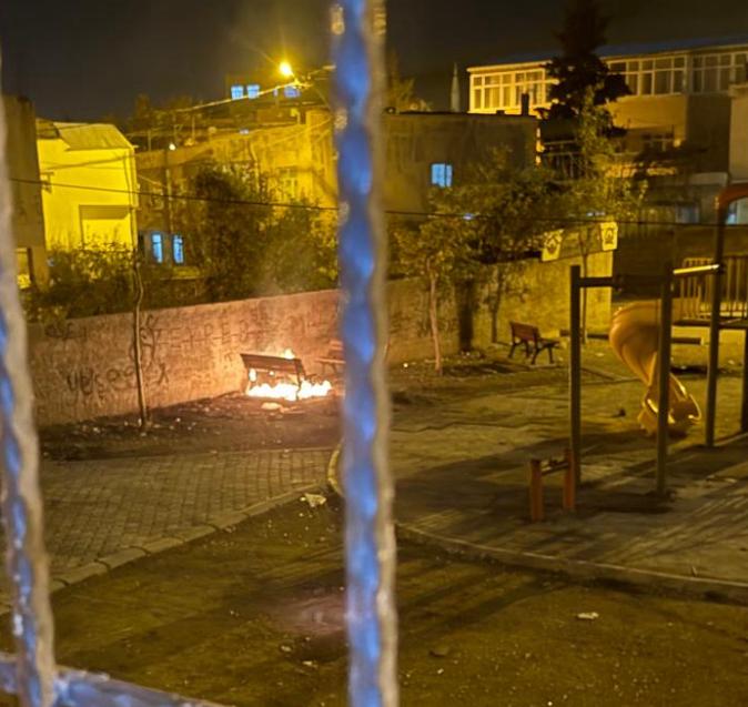 Ergani'de Parktaki banklar ateşe verildi