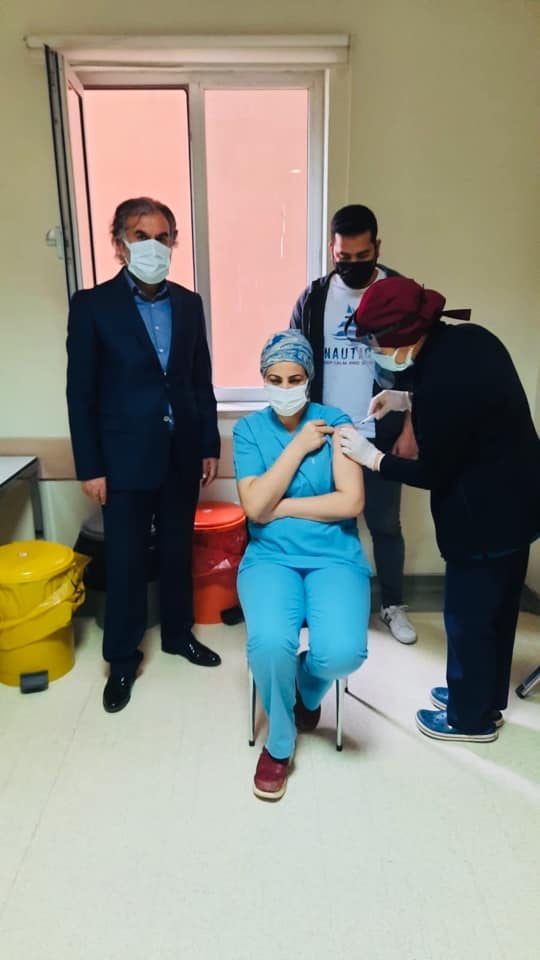 Ergani'de sağlık çalışanları, aşı olmaya başladı!