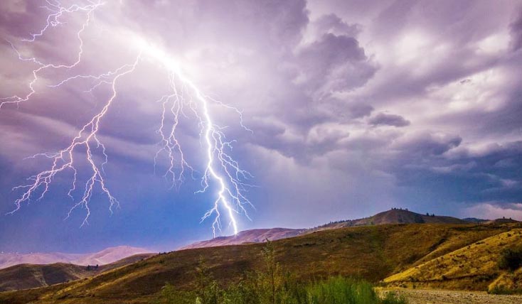 Ergani'de şimşek deprem etkisi yarattı!