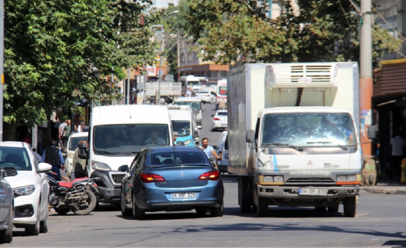 Ergani’de trafik çilesi saç baş yoldurtuyor