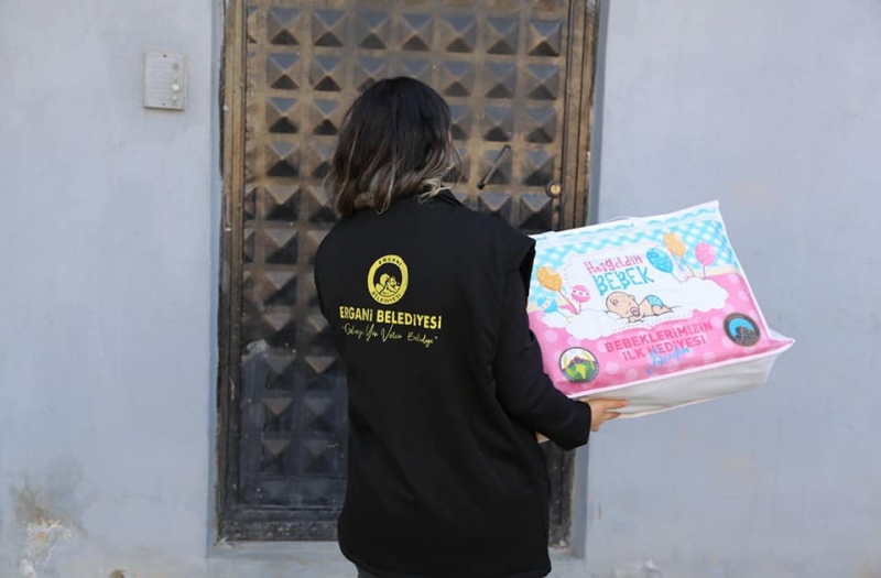 Ergani'de yeni doğan bebeklere hediye  