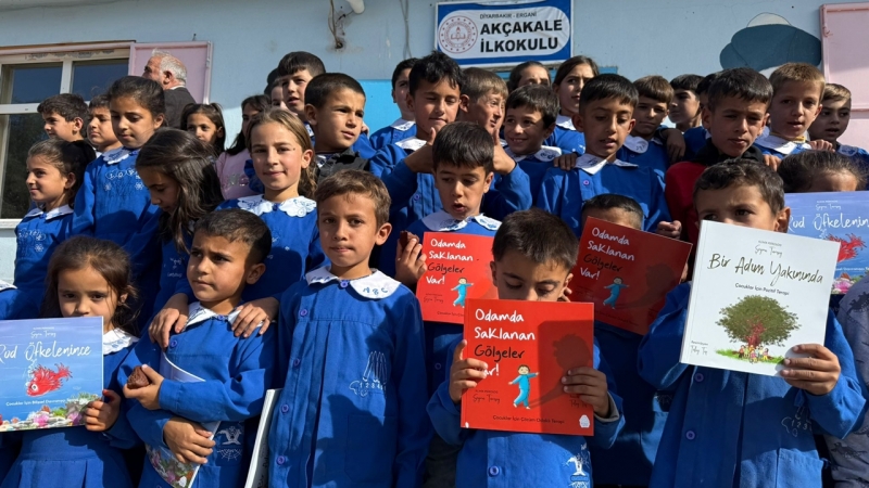 Erganili Psikologdan köyündeki çocuklara anlamlı hediye