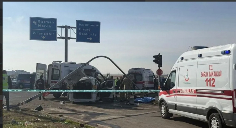 Freni patlayan TIR ticari taksiyi biçti : 3 ölü