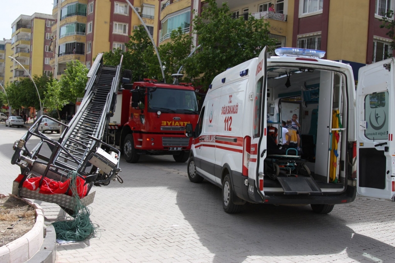 Bayrak asan işçiler yere düştü: 2 yaralı 