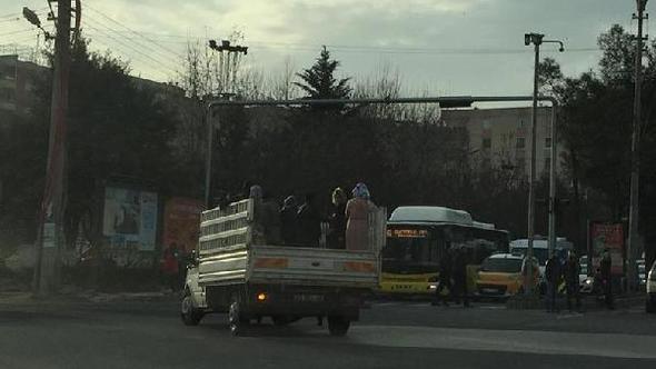 işçileri kamyonet kasasında taşıyıp, kırmızı ışıkta geçti