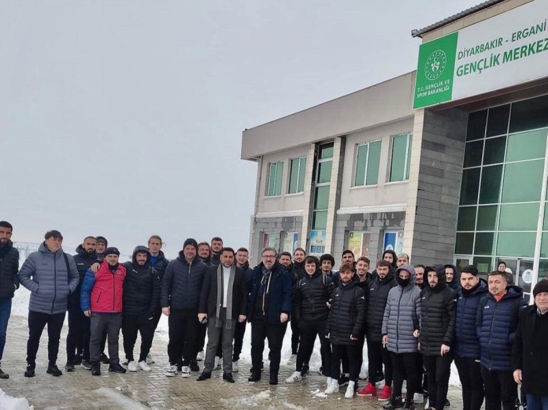 kar nedeniyle mahsur kalan futbolcu kafilesi Ergani'de misafir edildi