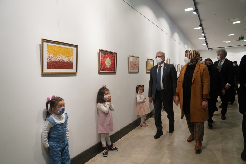 Karaloğlu ailesi “Ebru Sanatının Minik Kalplerden Yansıması” sergisini açtı 
