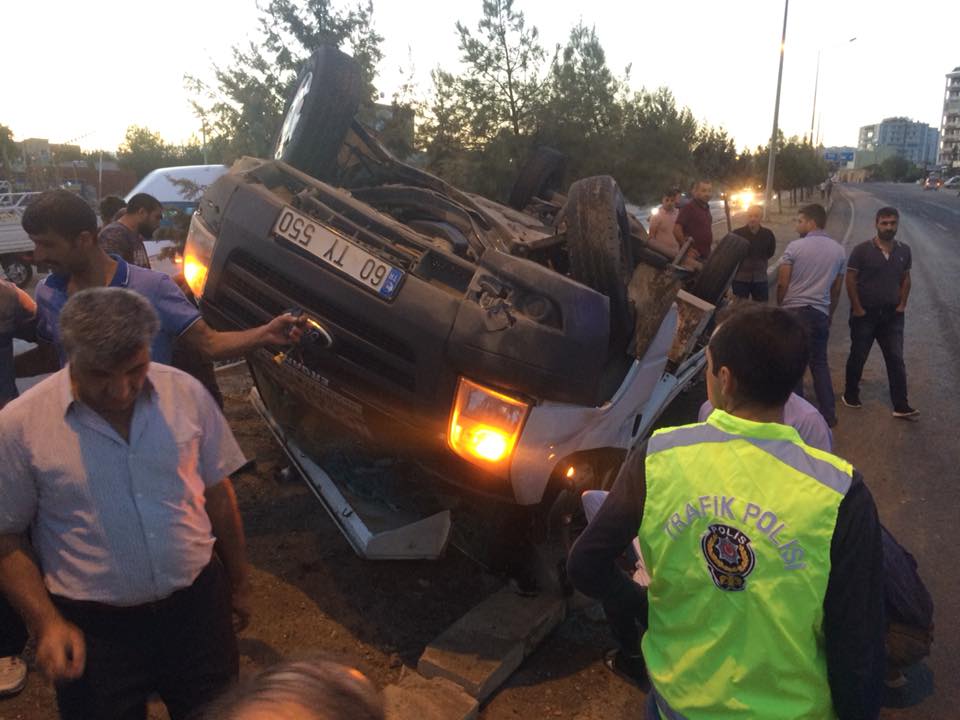 Ergani'de yoldan çıkan kamyonet takla attı