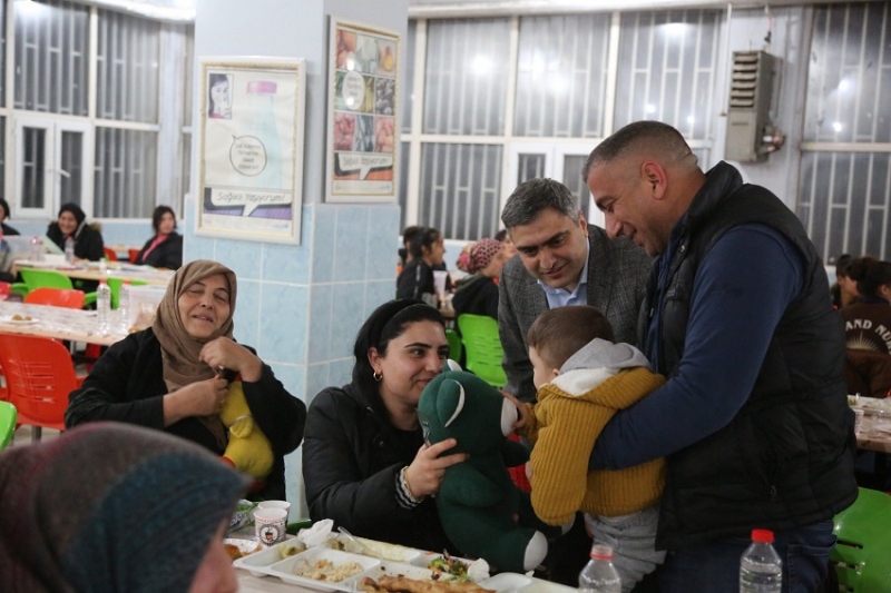 Kaymakam Karaaslan, iftarda depremzedelerle bir araya geldi