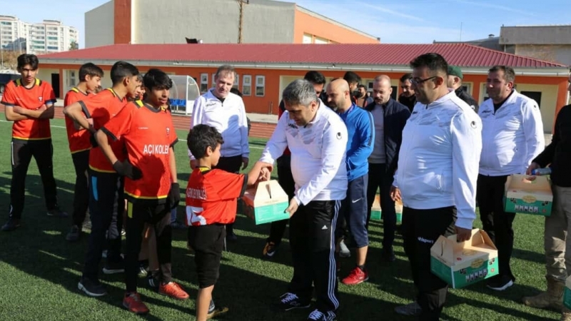 KAYMAKAM KARAASLAN, SOSYAL MEDYADAN ALDIĞI DAVETLE MAÇA ÇIKTI