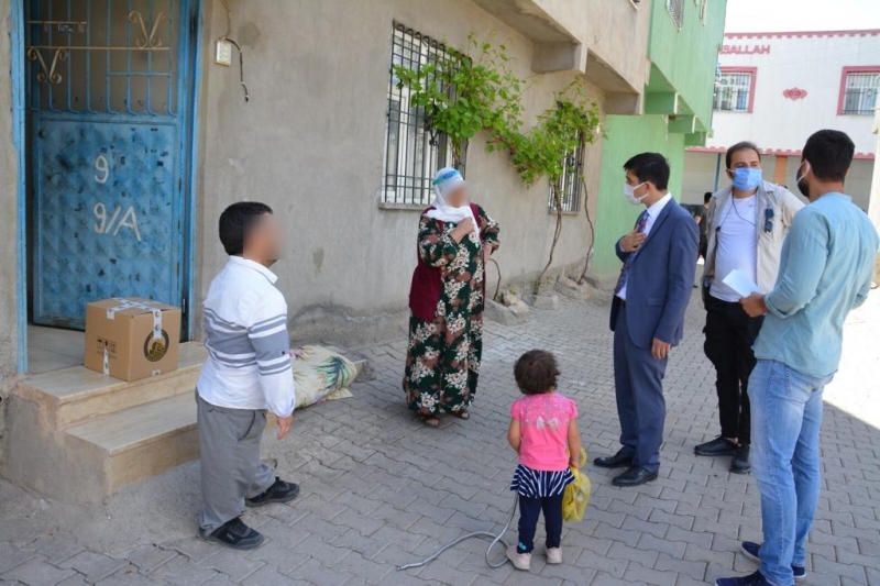 Kaymakam Öztürk, gıda yardımında bulundu